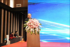 活着、剩下、熬过”的务实心态攻坚克难、稳步 